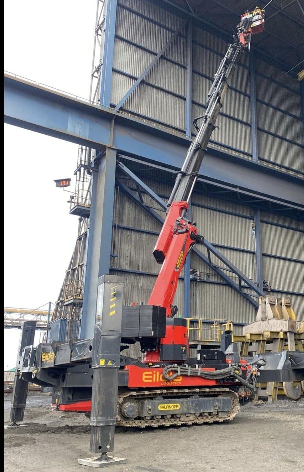 Lifting people with a mini crane, knuckle boom crane, or mobile crane – what the law allows and what EN 280 means