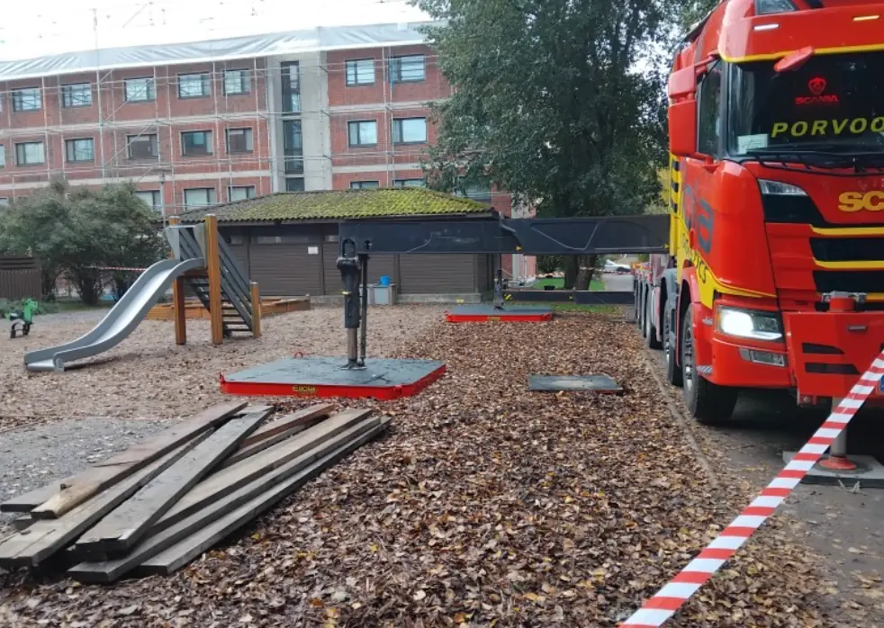 How much weight does a crane place on the ground? Support leg forces, load-bearing capacity, and bracing in practice